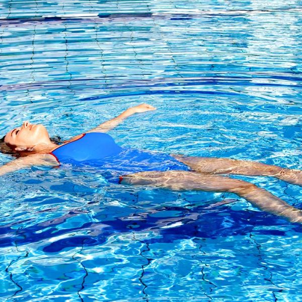 frau-schwimmt-auf-dem-ruecken30388257-3EC5-1AA2-4A65-ADE1621915CB.jpg